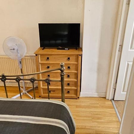 No Frills & Nothing Fancy 1 Bed Studio City Centre Κάρντιφ Εξωτερικό φωτογραφία